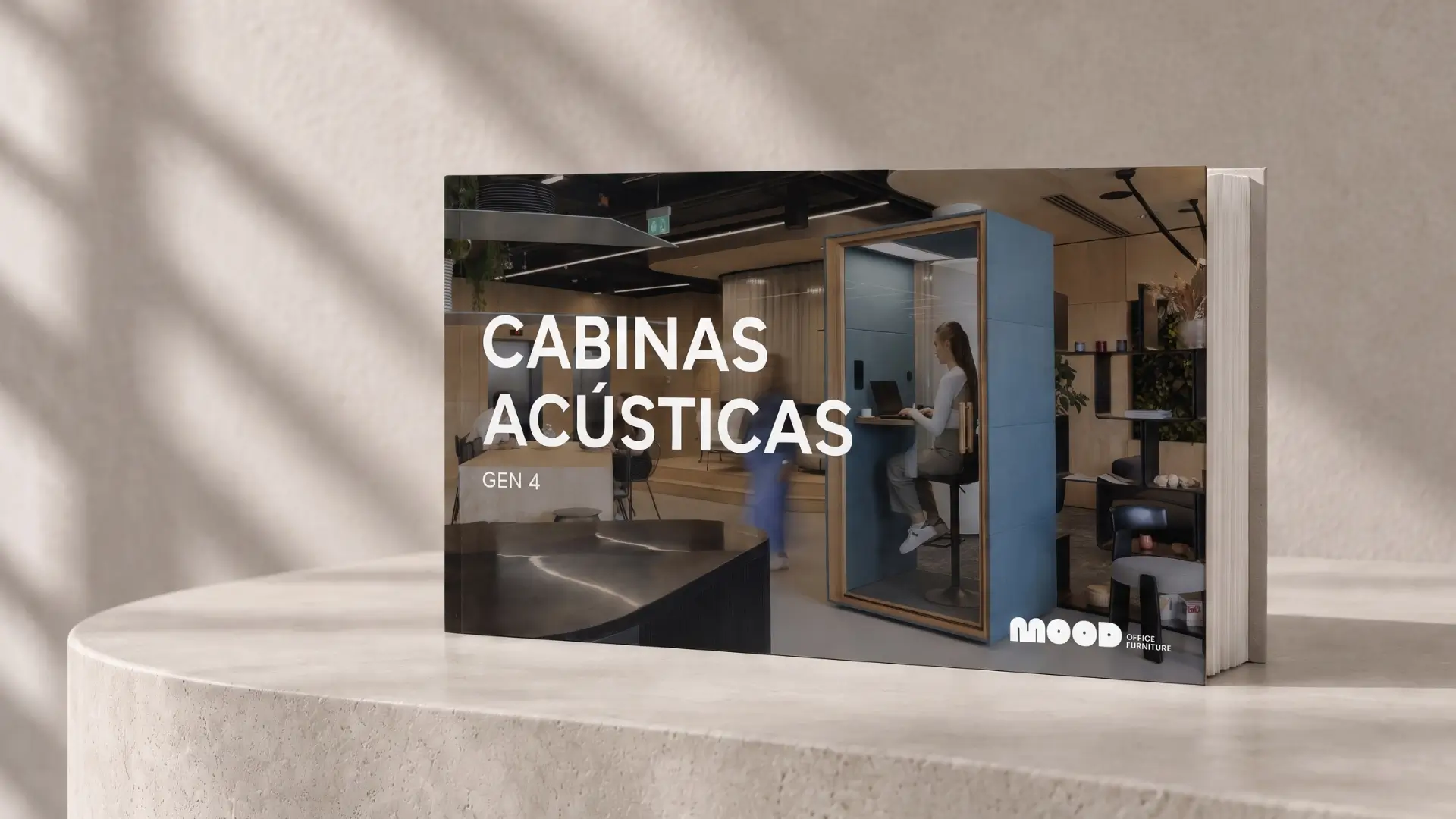 Cabinas acústicas Gen4, con una persona trabajando en una cabina insonorizada