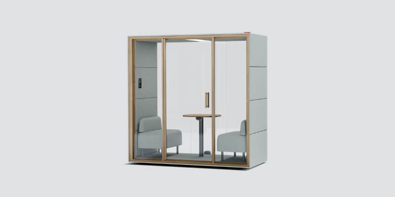 ¿Qué cabina acústica elegir? 9 Cabina acústica de Chat2 GEN4 con dos asientos y una mesa pequeña en su interior. Cabina para 2 personas