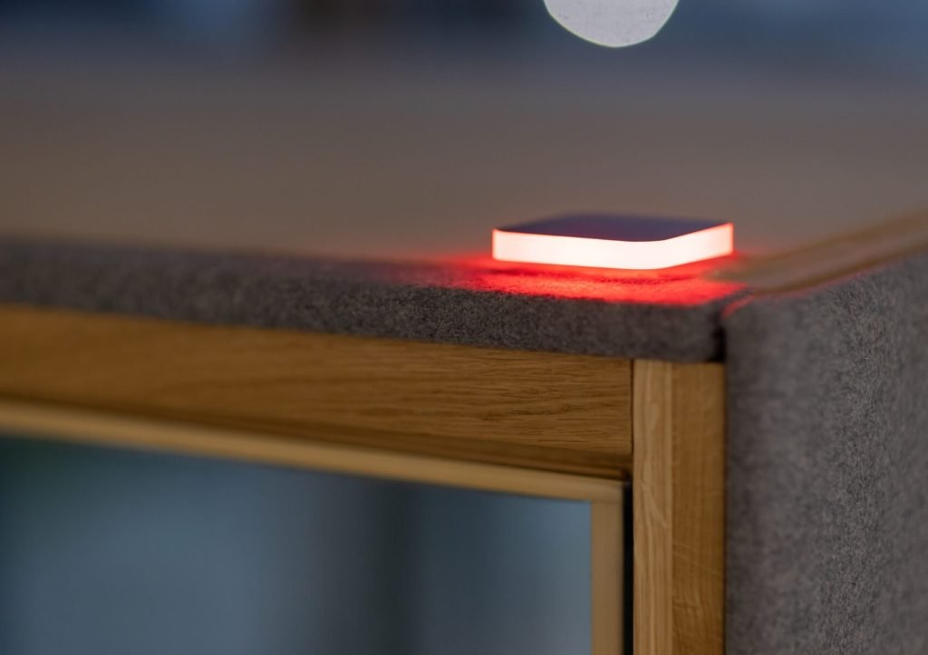 Montaje de cabinas acústicas: por qué una instalación profesional marca la diferencia 5 Cabinas Acusticas GEN4 Imagen de detalle del exterior de la cabina Sensor de Ocupacion MOOD furniture ES - Cabinas Acusticas GEN4 Imagen de detalle del exterior de la cabina Sensor de Ocupacion MOOD furniture ES