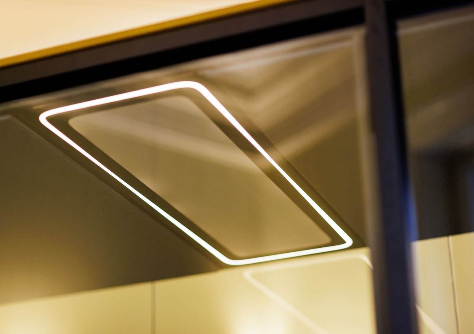 Lámpara rectangular empotrada en el techo con un borde luminoso de una cabina acústica Chat2 GEN4