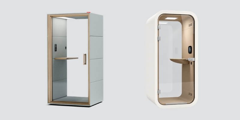 ¿Qué cabina acústica elegir? 7 Dos cabinas individuales MOOD Phone y Spot con puerta, estante y paneles acústicos, mostradas desde el exterior