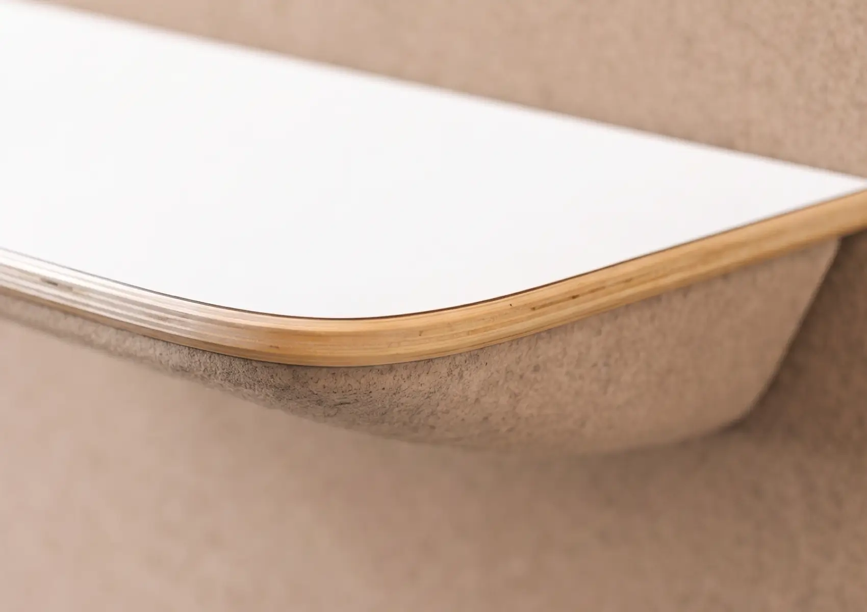 Primer plano de una tabla blanca de cabina acústica MOOD Phone con bordes de madera laminada
