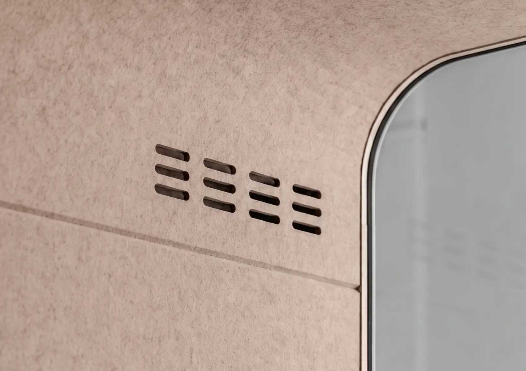 Rejillas de ventilación junto a una ventana en una pared de una cabina acústica MOOD Phone