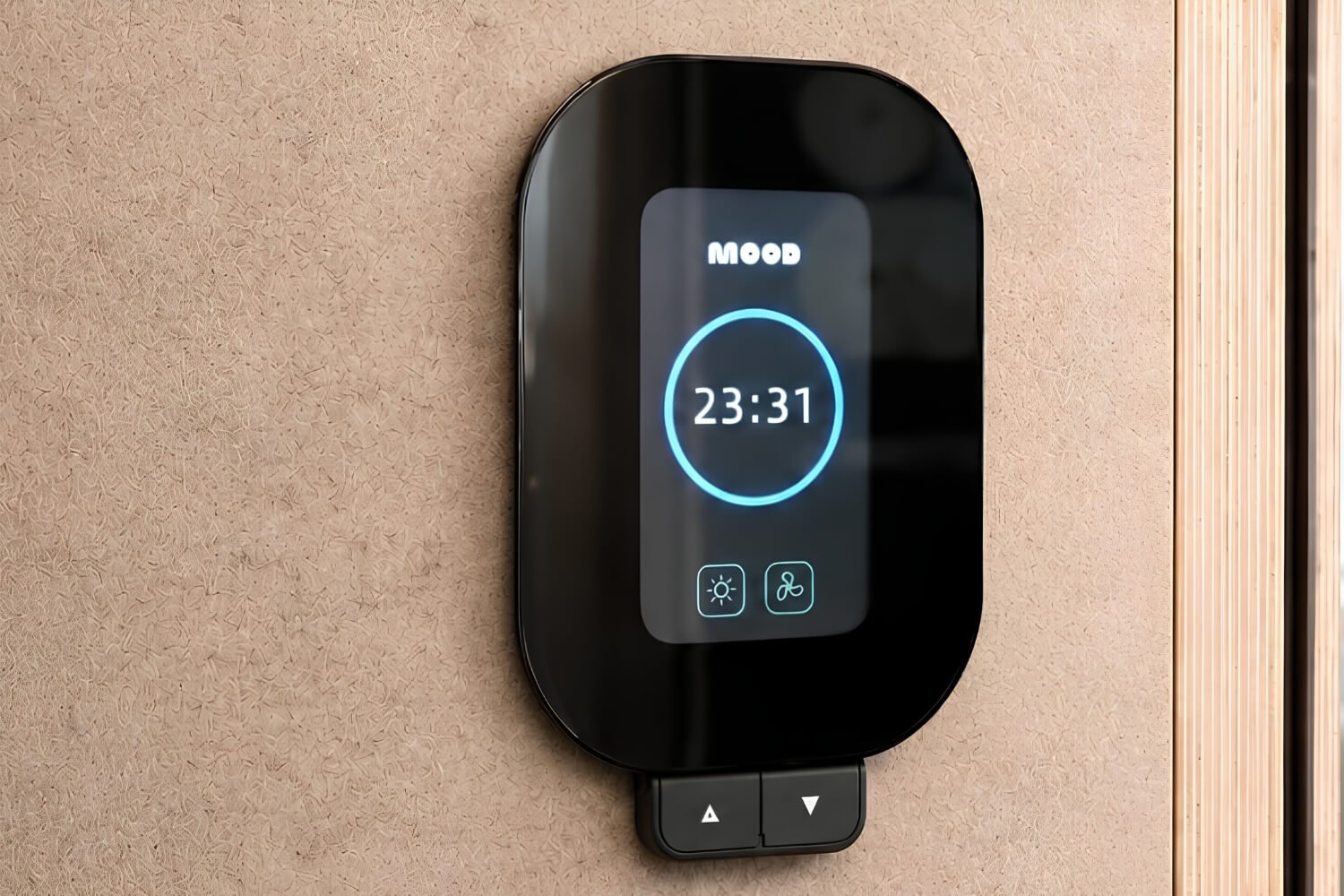 Panel de control negro montado en la pared, con pantalla «MOOD», hora 23:31 y botones para regulación de la mesa de trabajo. Interior de una cabina acústica MOOD hybrid