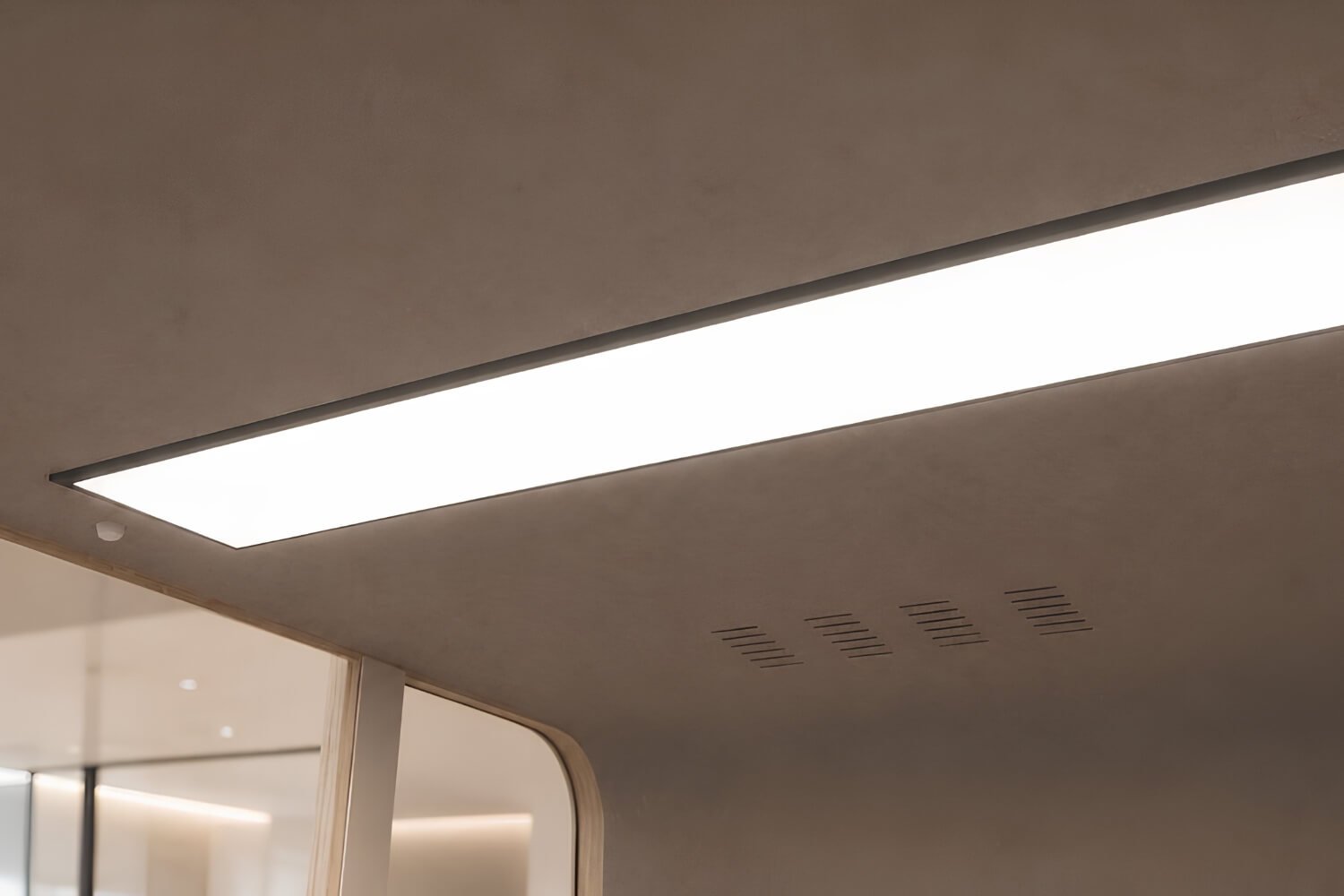 Luminaria rectangular empotrada en el techo de un interior moderno. Detalle interior de una cabina acústica MOOD Meet