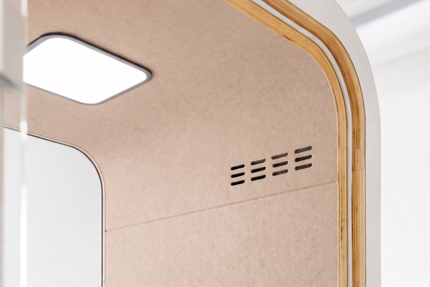 MOOD Phone 2 Detalle del interior de una cabina acústica MOOD Phone con iluminación LED rectangular y rejillas de ventilación
