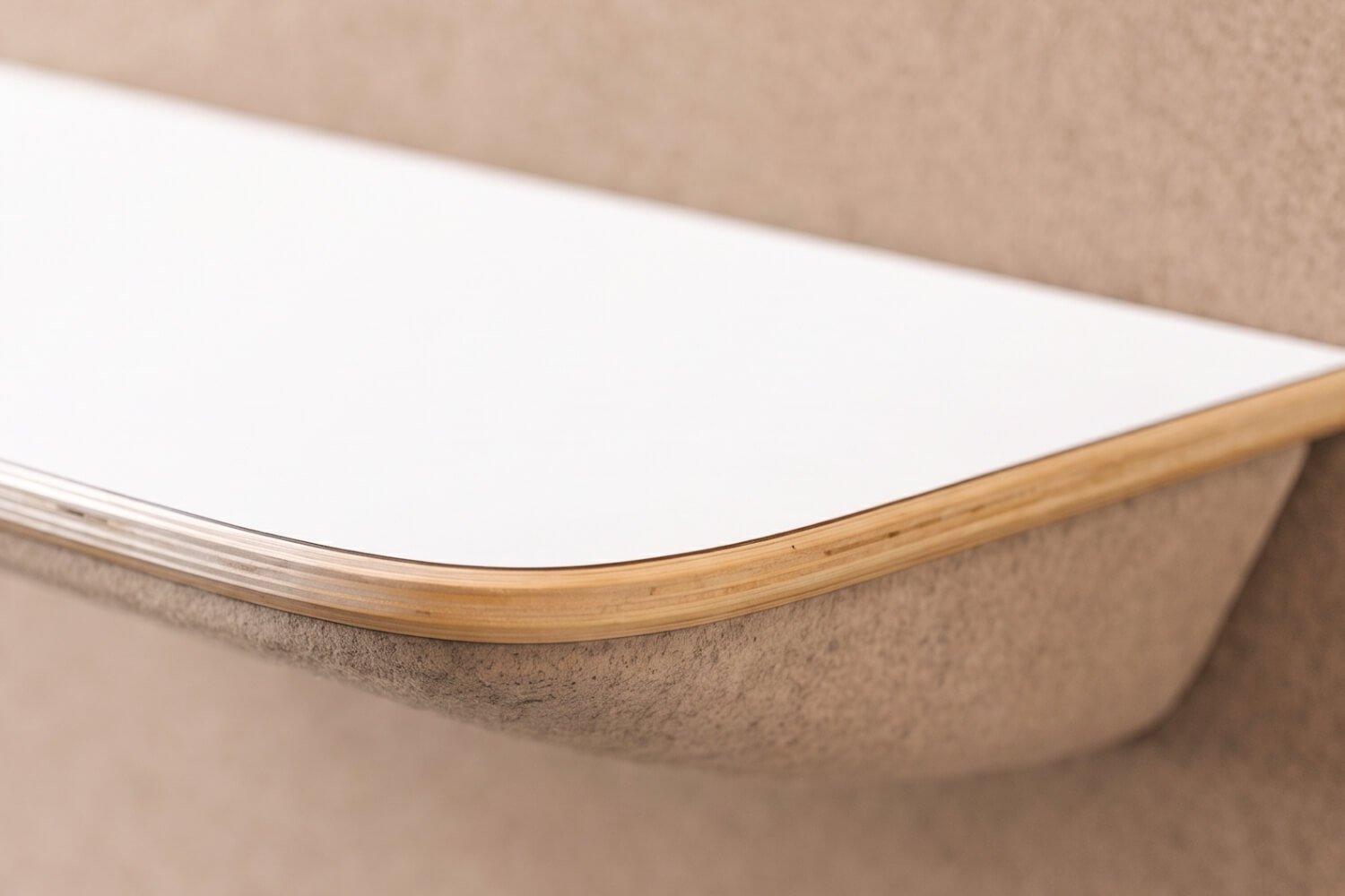 MOOD Phone 1 Primer plano de una tabla blanca de cabina acústica MOOD Phone con bordes de madera laminada