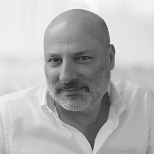 Retrato en blanco y negro de Paulo Morais - CEO MOOD furniture